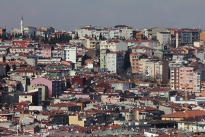 Tarlabaşı: Zloglasni distrikt Tarlabaşı, nekoč ugledna istanbulska četrt v kateri danes prebivajo najrevnejši prebivalci mesta, (nelegalni) priseljenci, Kurdi, Armenci, transvestiti, prostitutke in ostale marginalne skupine. Foto: Anja Guid